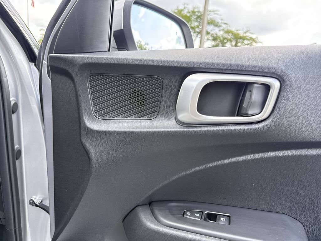 Used 2025 Hyundai Venue SEL FWD image 30