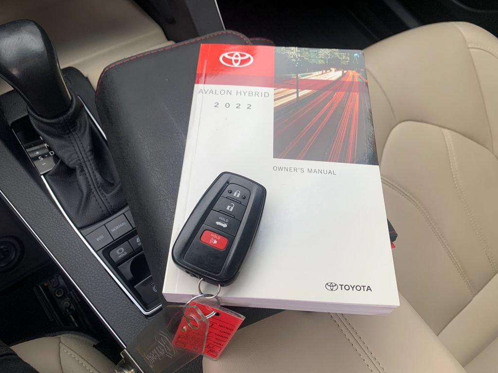 Used 2022 Toyota Avalon XLE w/ Moonroof Package FWD image 9
