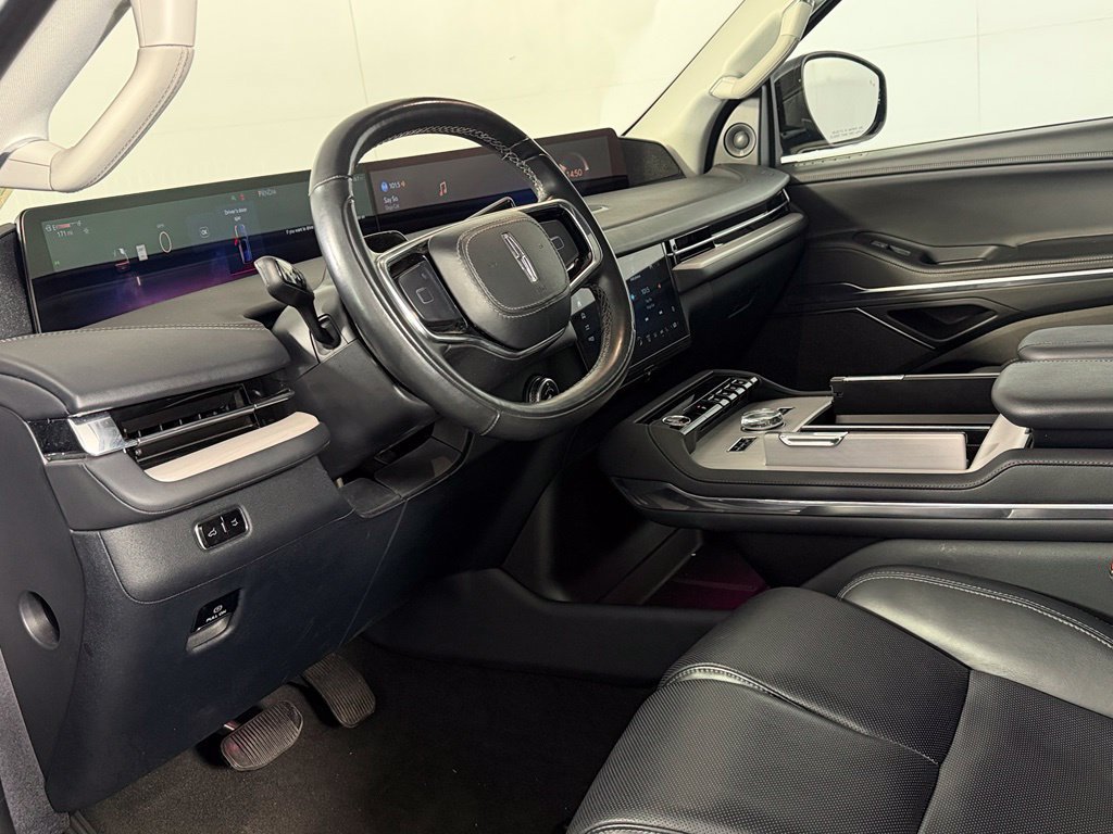 Used 2025 Lincoln Navigator Reserve AWD/4WD image 12