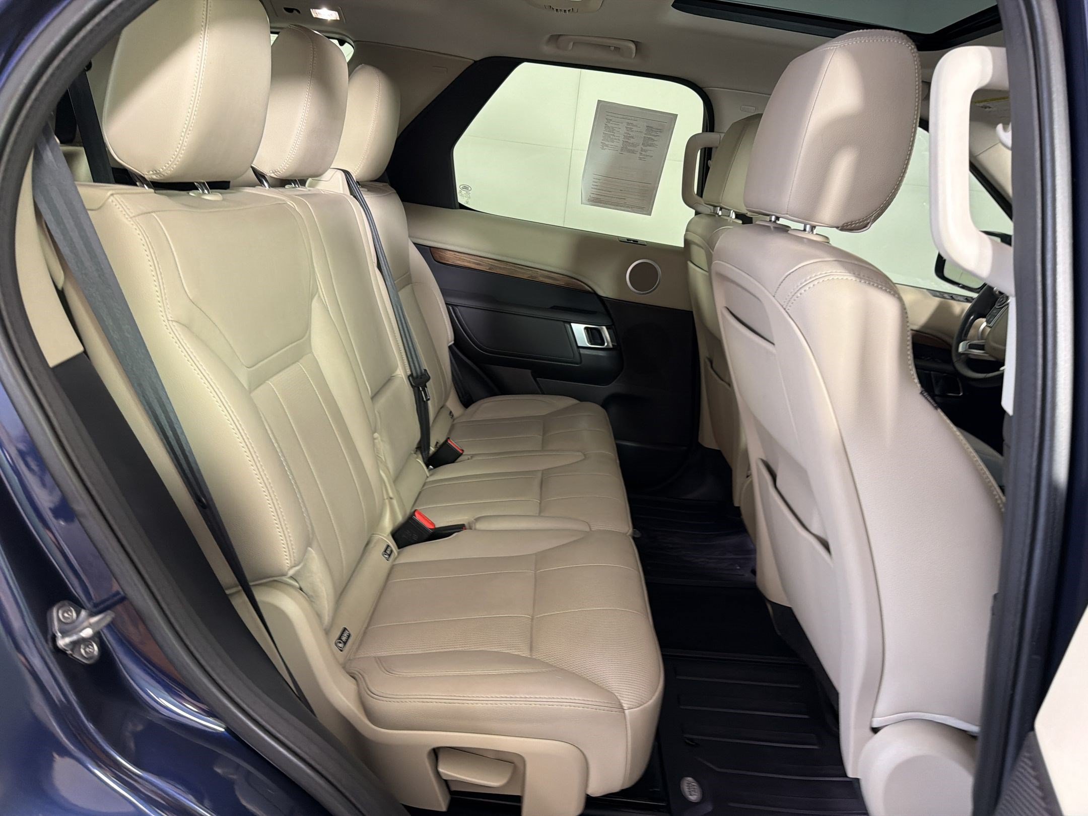 Used 2018 Land Rover Discovery HSE AWD/4WD image 29