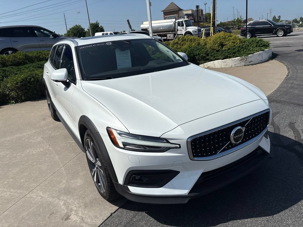 Certified 2024 Volvo V60 B5 Cross Country Plus w/ Protection Package Premier AWD/4WD image 4