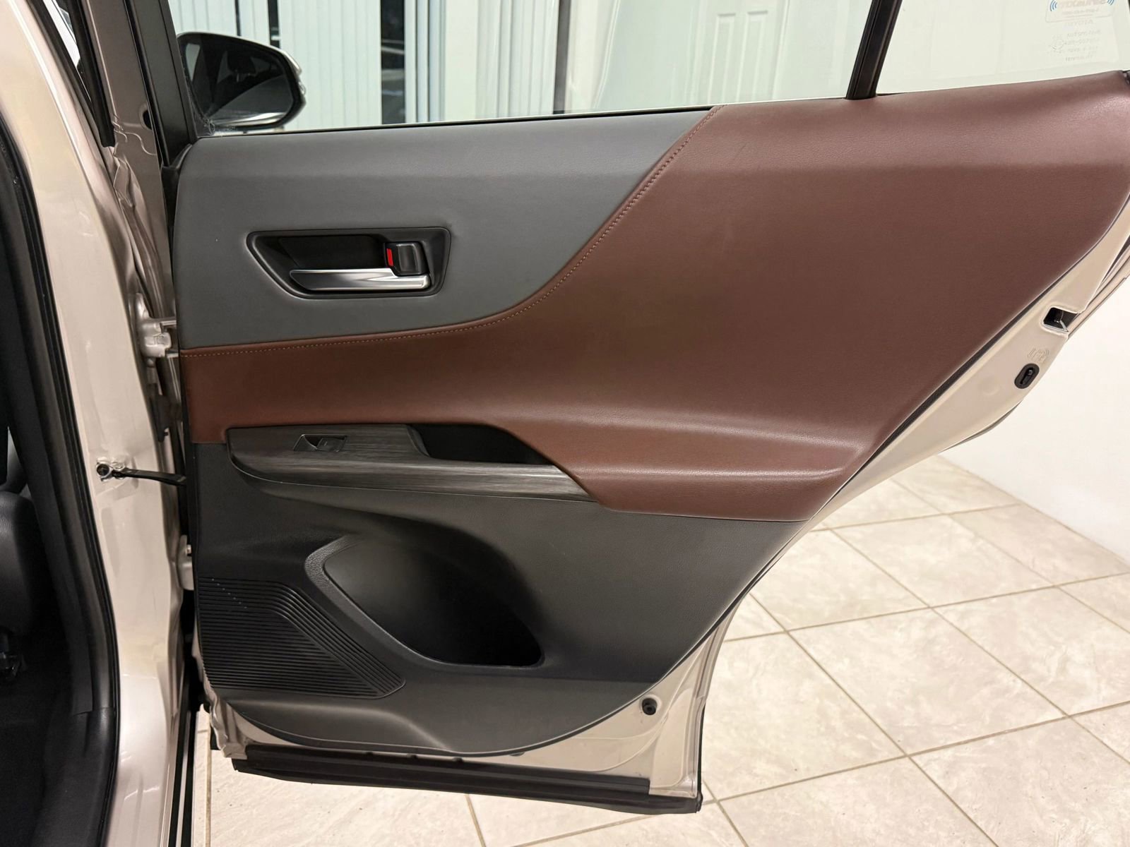 Used 2023 Toyota Venza Limited image 21