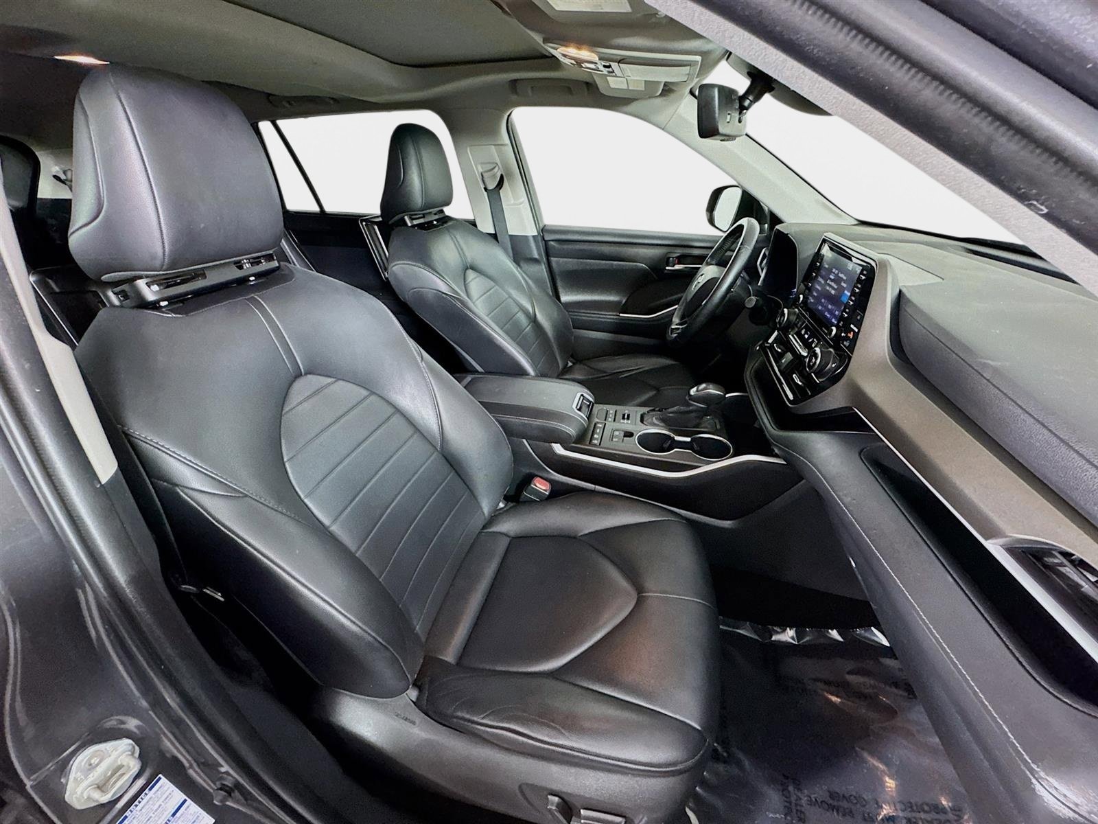 Used 2020 Toyota Highlander XLE image 28