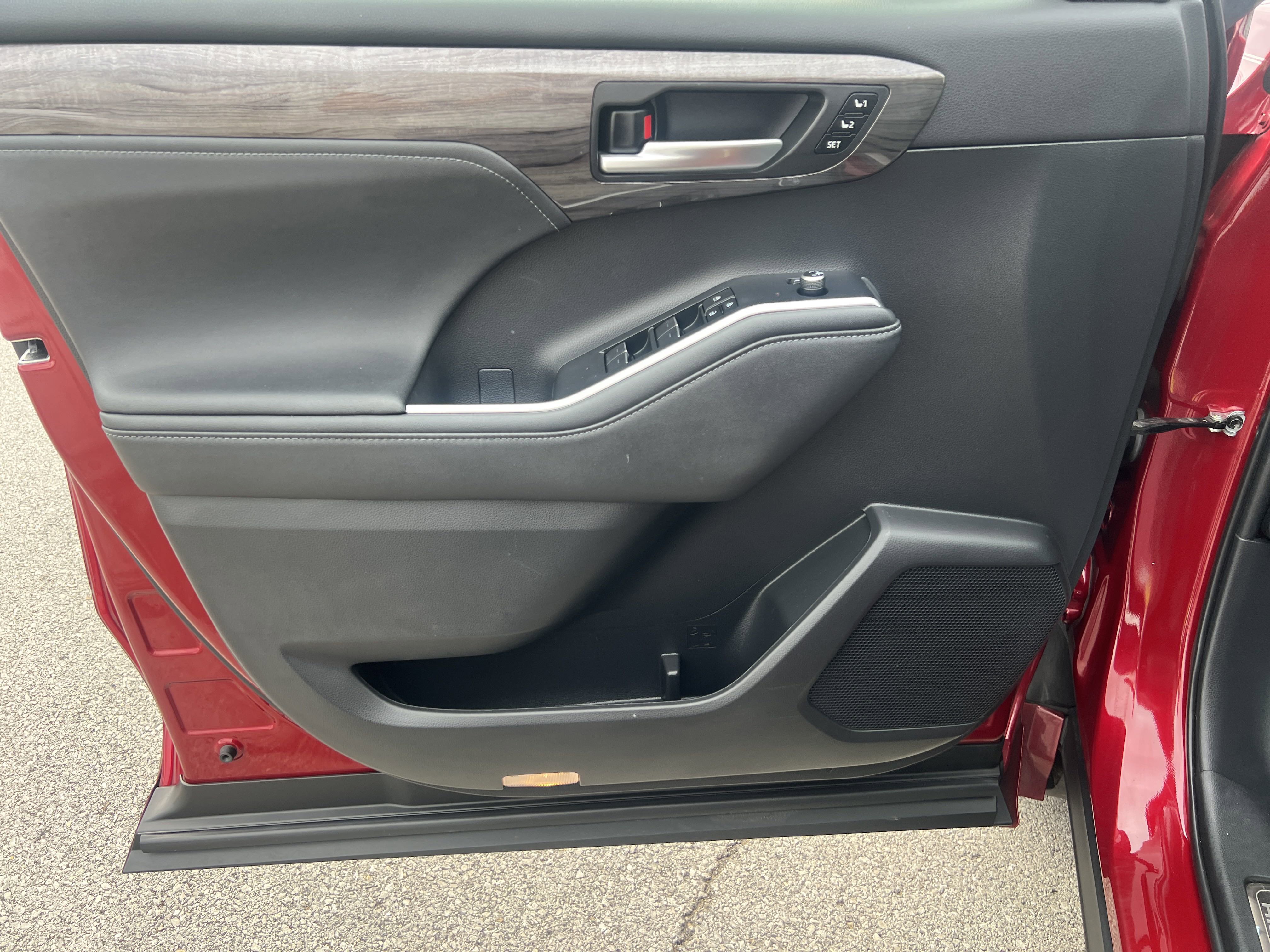 Used 2023 Toyota Highlander Platinum image 10