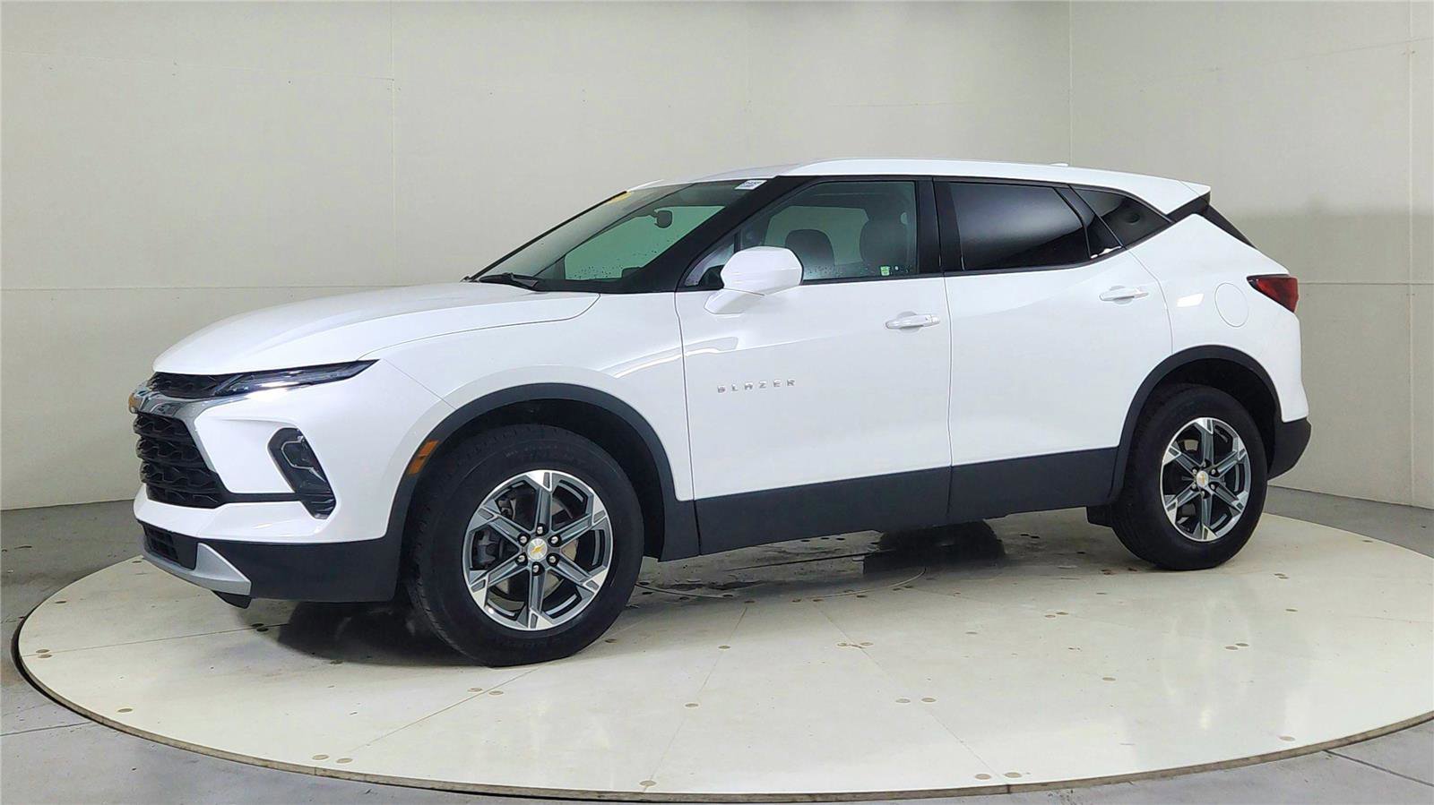Used 2023 Chevrolet Blazer LT image 3