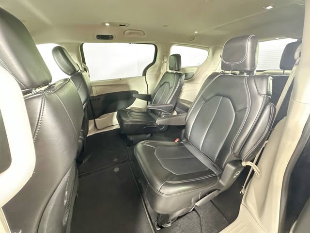 Used 2024 Chrysler Pacifica Touring-L image 4