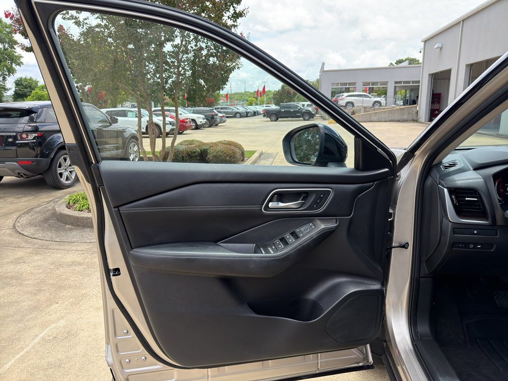 Used 2025 Nissan Rogue Platinum AWD/4WD image 9