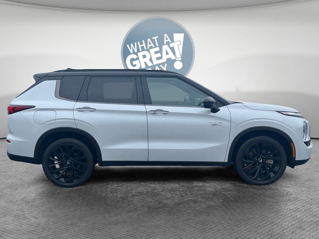 Used 2025 Mitsubishi Outlander 4WD Plug-In Hybrid image 2