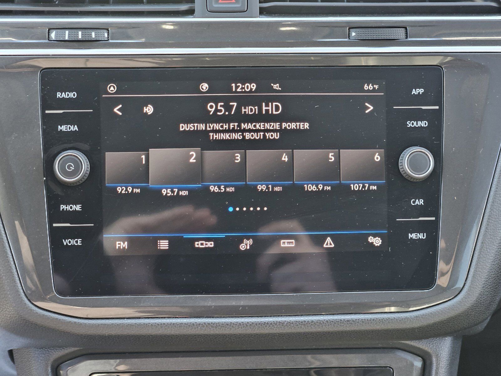 Used 2024 Volkswagen Tiguan SE image 22