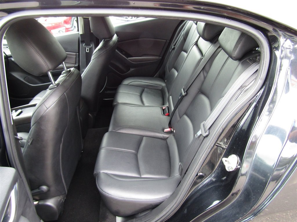 Used 2018 MAZDA MAZDA3 Touring FWD image 16