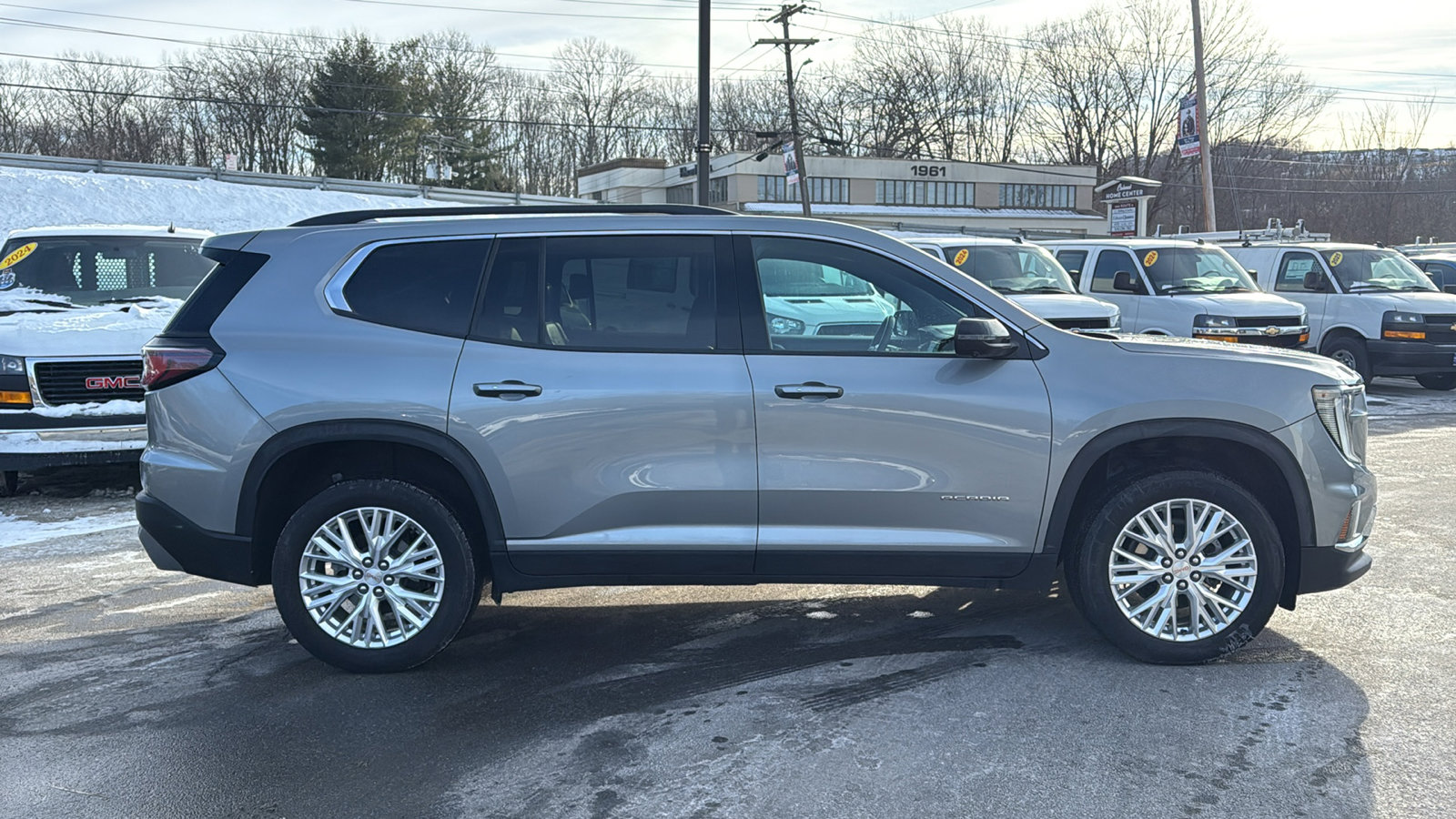 Certified 2024 GMC Acadia Elevation w/ LPO, Cargo Package AWD/4WD image 4