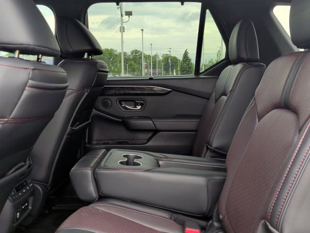 Used 2025 Honda Pilot Black Edition image 23