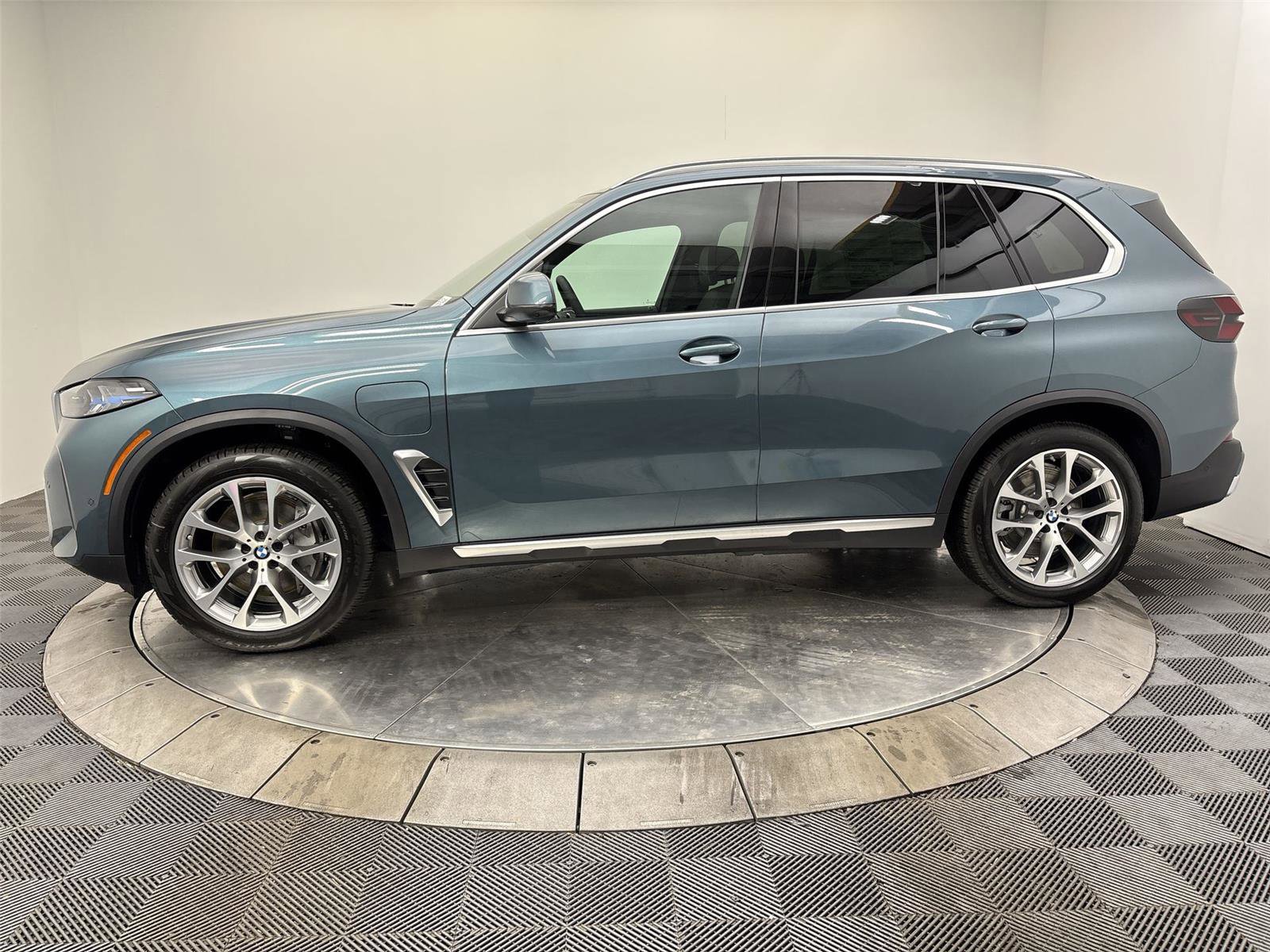New 2026 BMW X5 xDrive50e AWD/4WD image 16