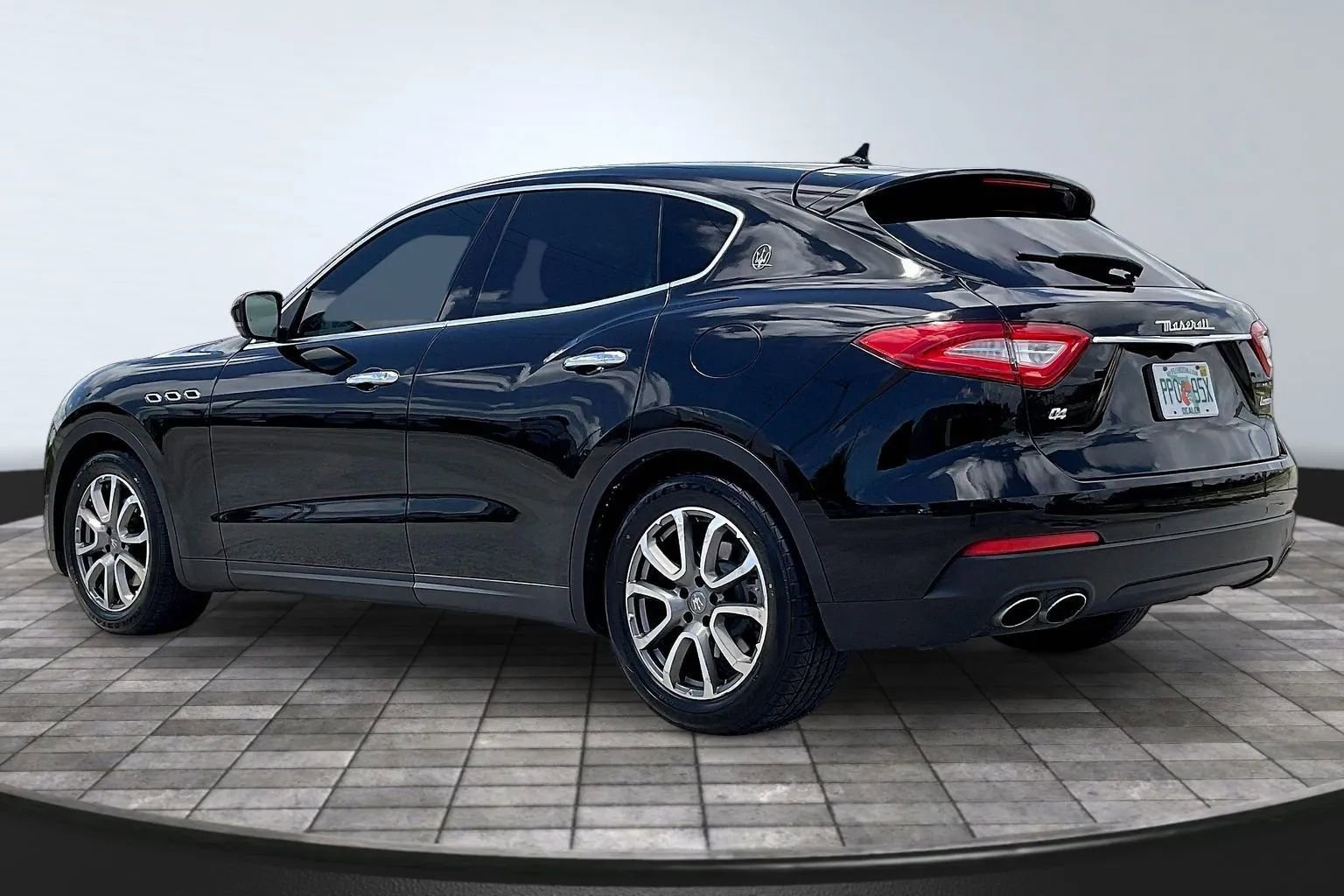 Used 2018 Maserati Levante AWD/4WD image 4