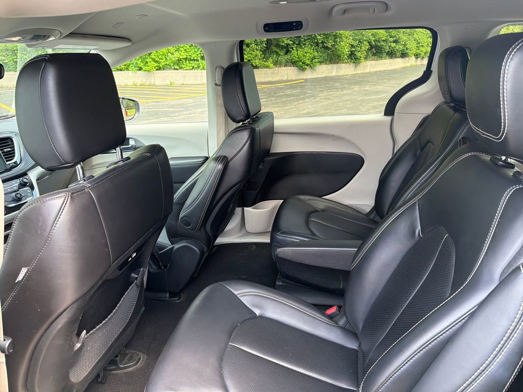 Used 2023 Chrysler Pacifica Touring-L FWD image 8