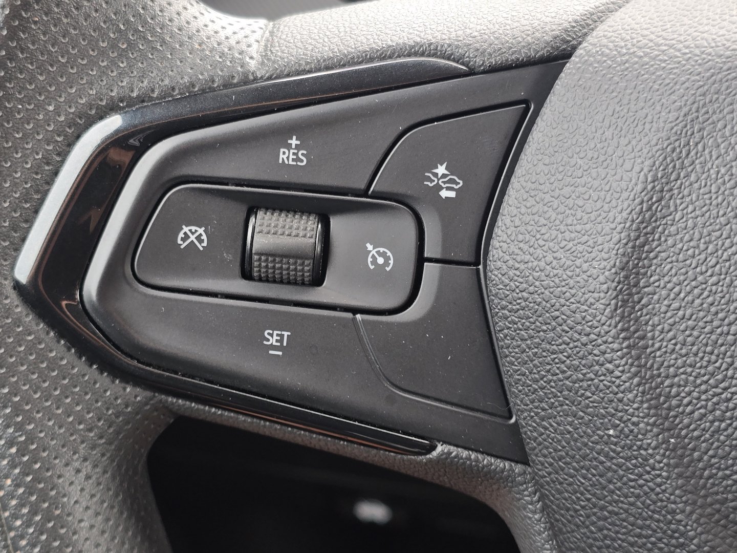 Used 2025 Chevrolet TrailBlazer LT AWD/4WD image 9