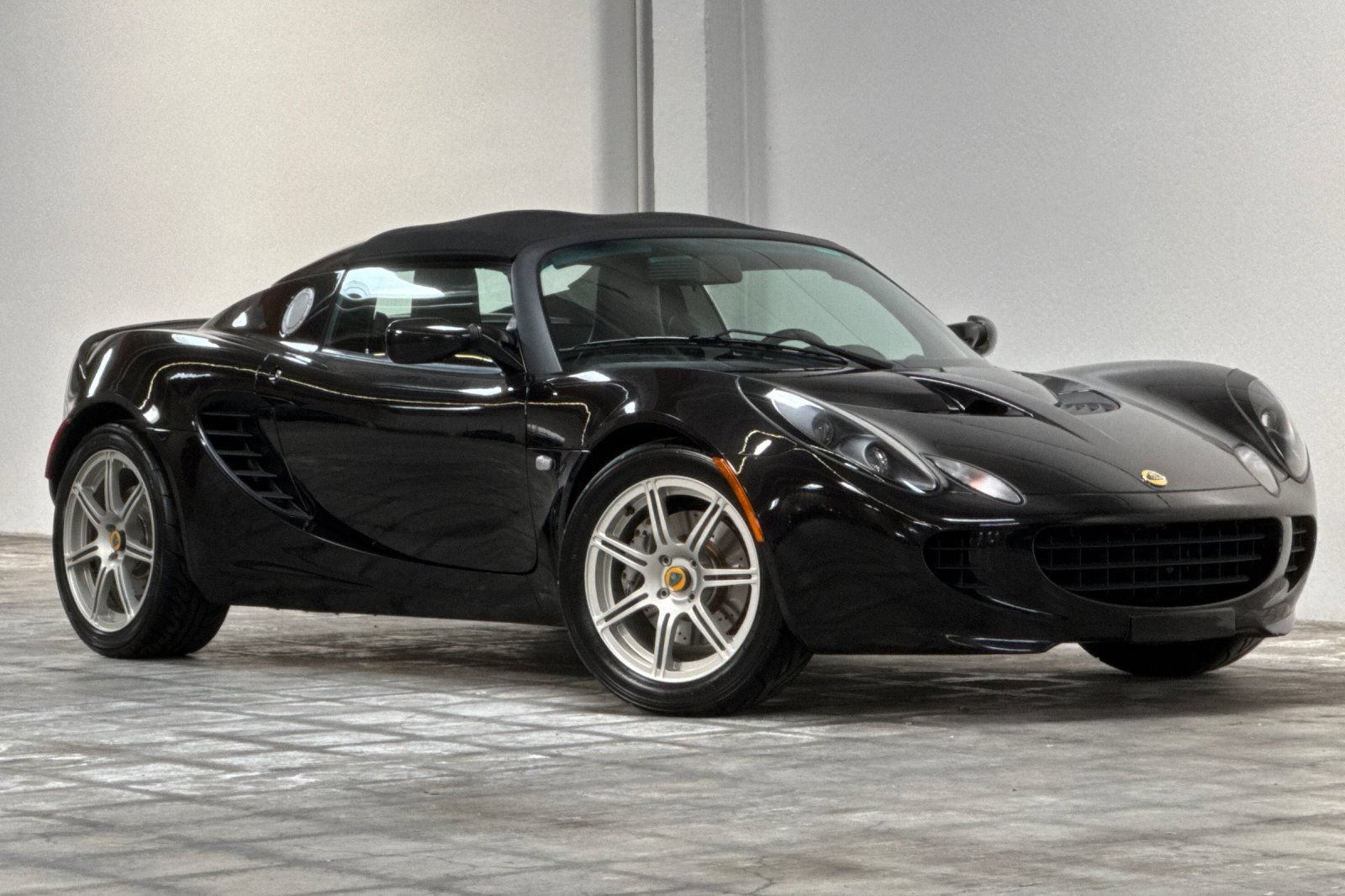 Used 2005 Lotus Elise RWD image 2