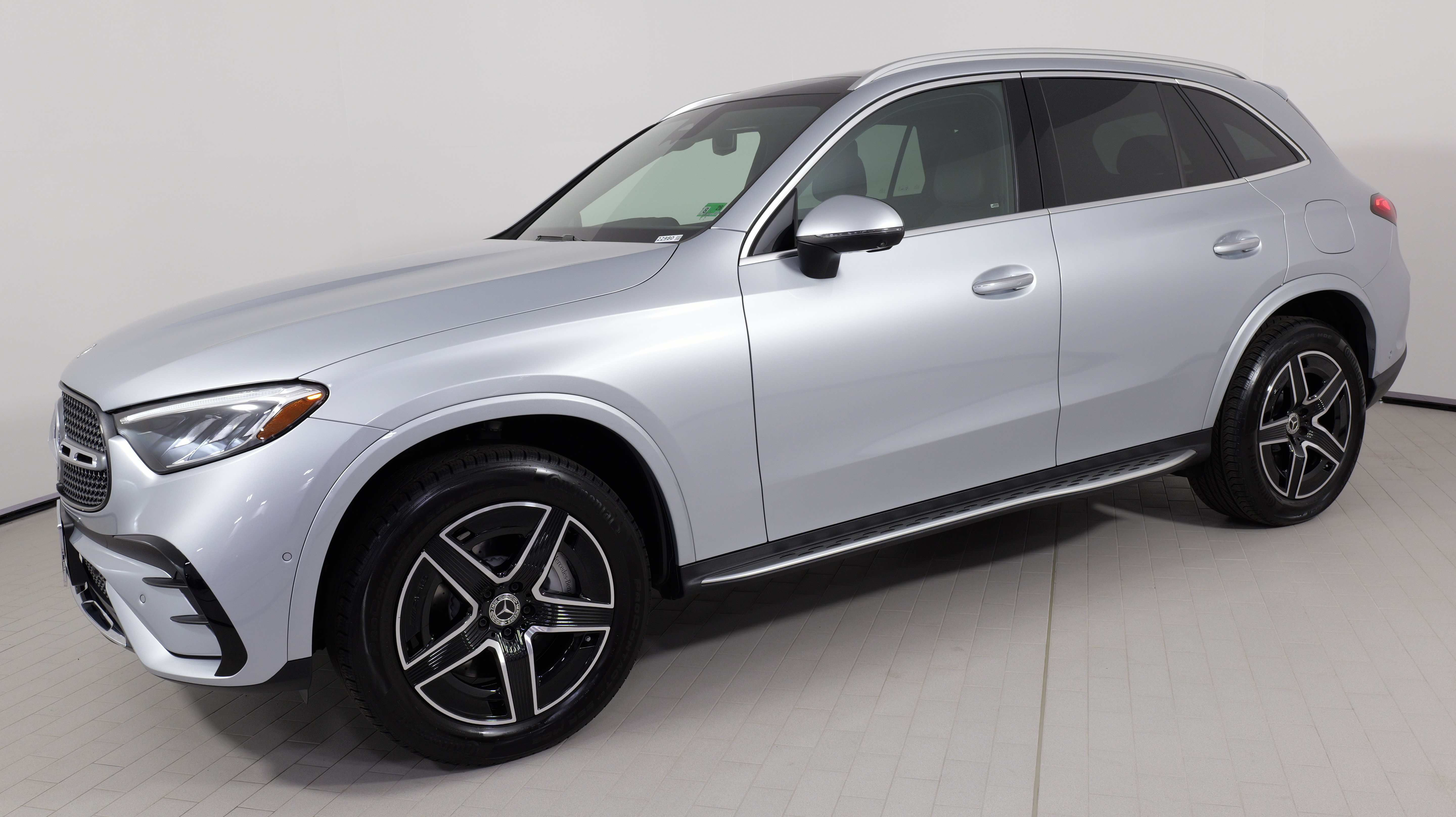 Used 2025 Mercedes-Benz GLC 350e 4MATIC image 3