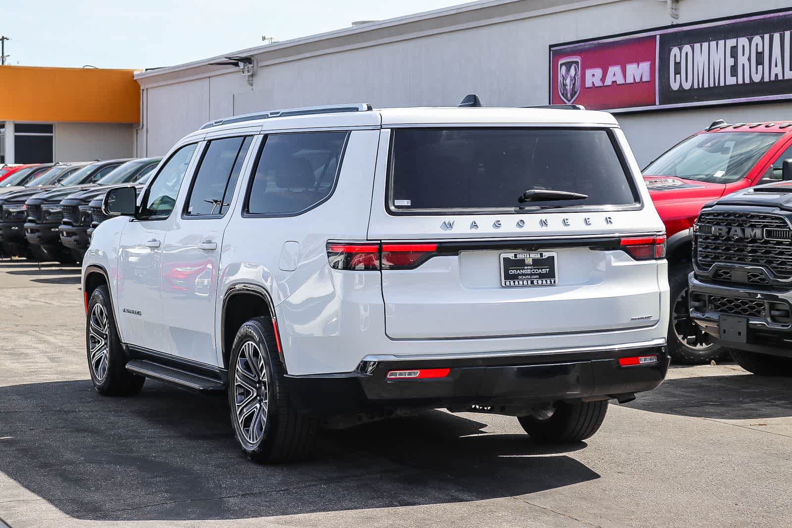 Used 2024 Jeep Wagoneer L Series II w/ Flexible Seating Group AWD/4WD image 6
