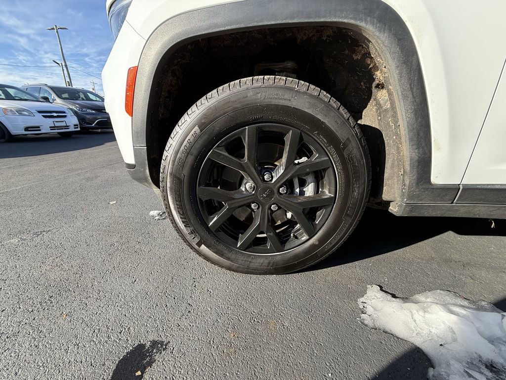 Used 2024 Jeep Grand Cherokee L Laredo image 9