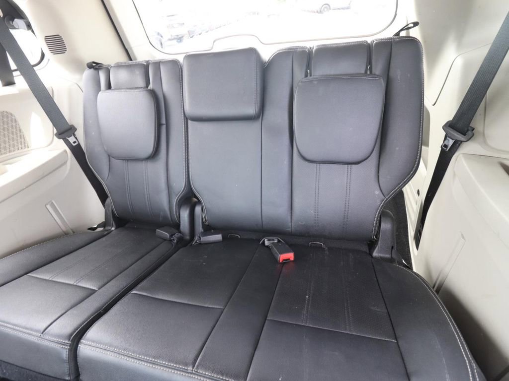 Used 2014 Chrysler Town & Country Touring-L w/ Driver Convenience Group FWD image 6