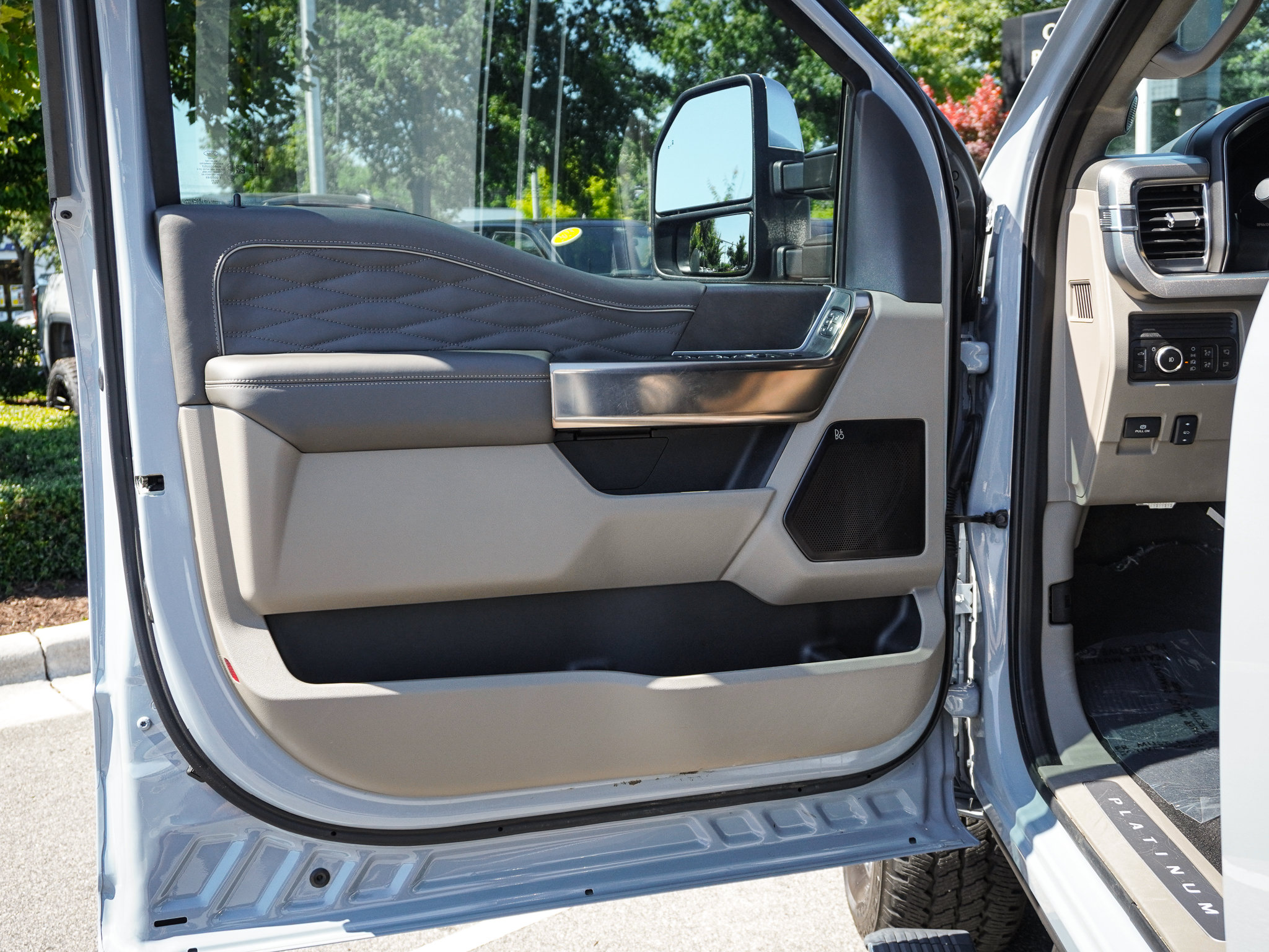 Used 2025 Ford F350 Platinum w/ Platinum Plus Package AWD/4WD image 13