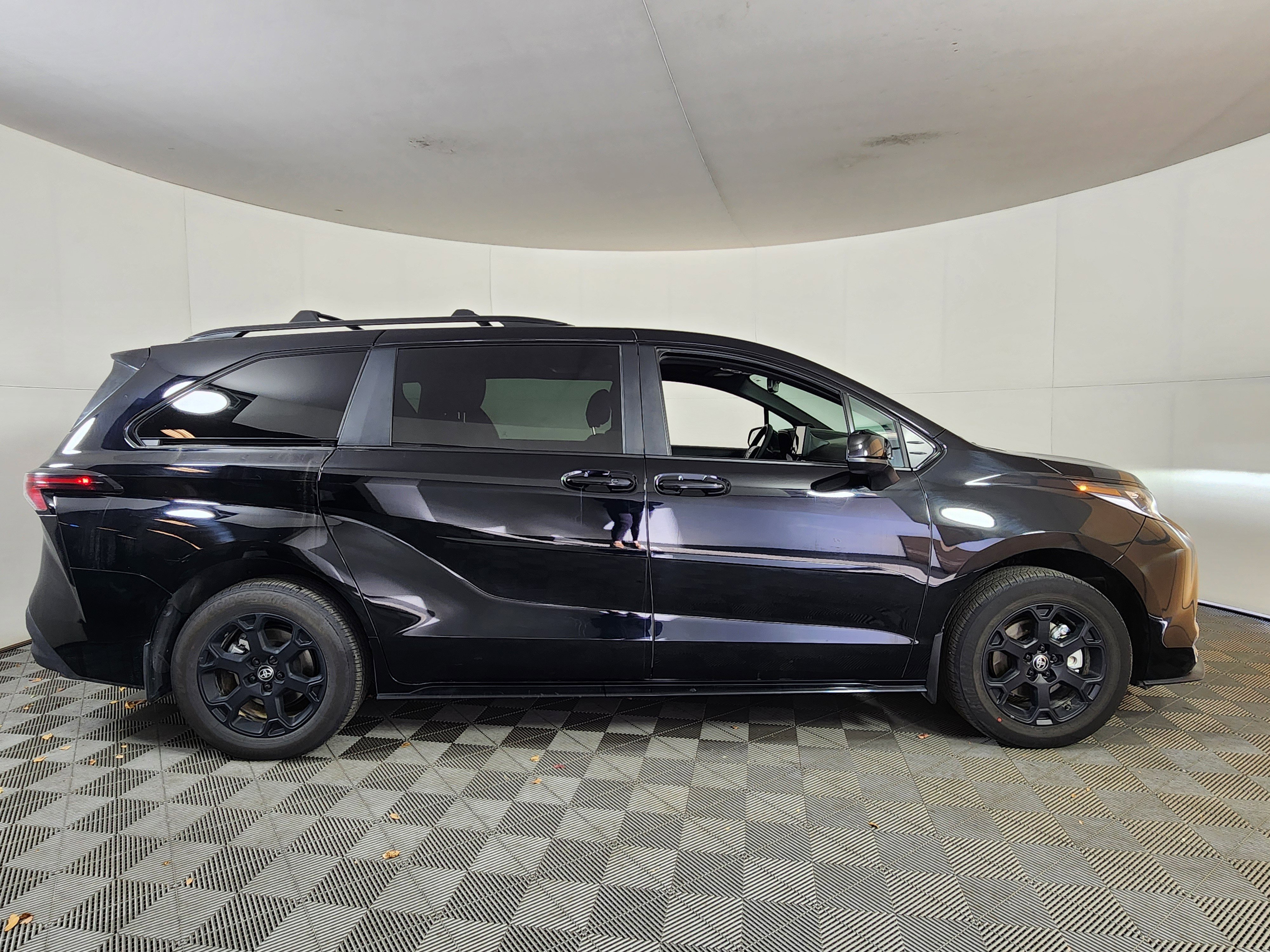 Used 2025 Toyota Sienna XLE Woodland Edition image 8
