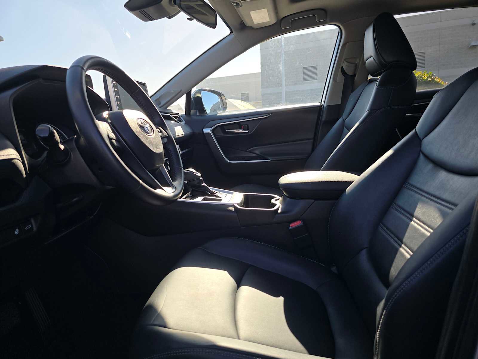 Used 2022 Toyota RAV4 XLE Premium image 22