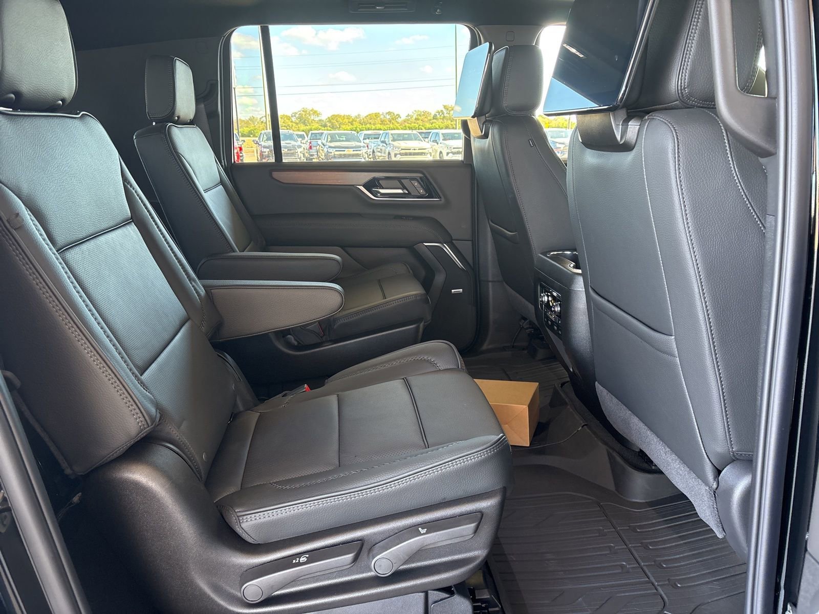 New 2026 GMC Yukon XL Denali w/ Denali Reserve Package image 19