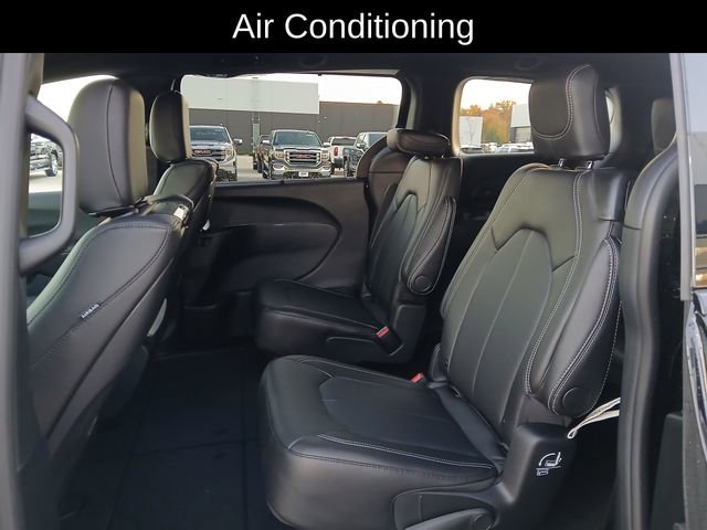New 2026 Chrysler Pacifica Select image 13