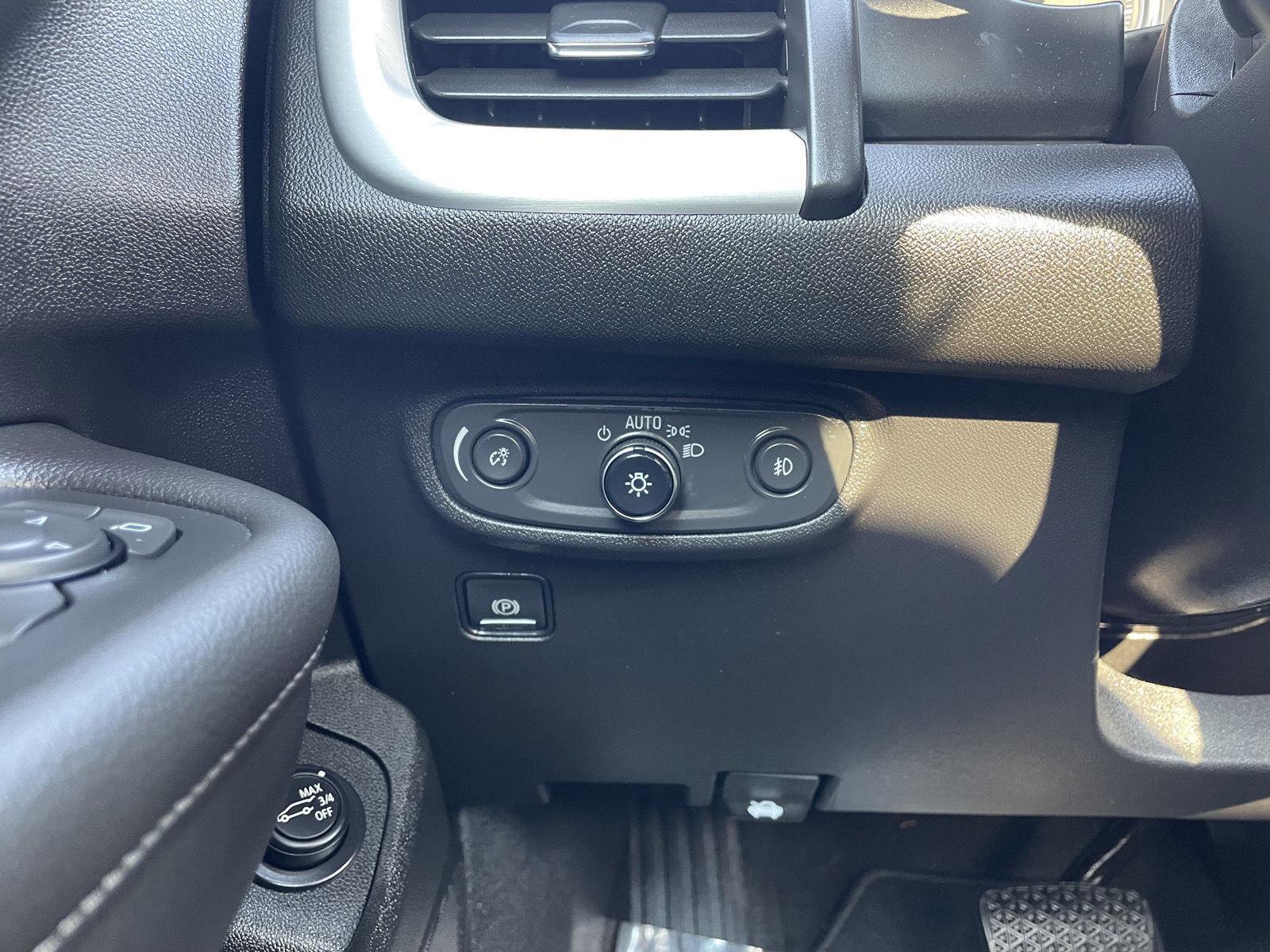 Used 2023 GMC Terrain SLT image 16