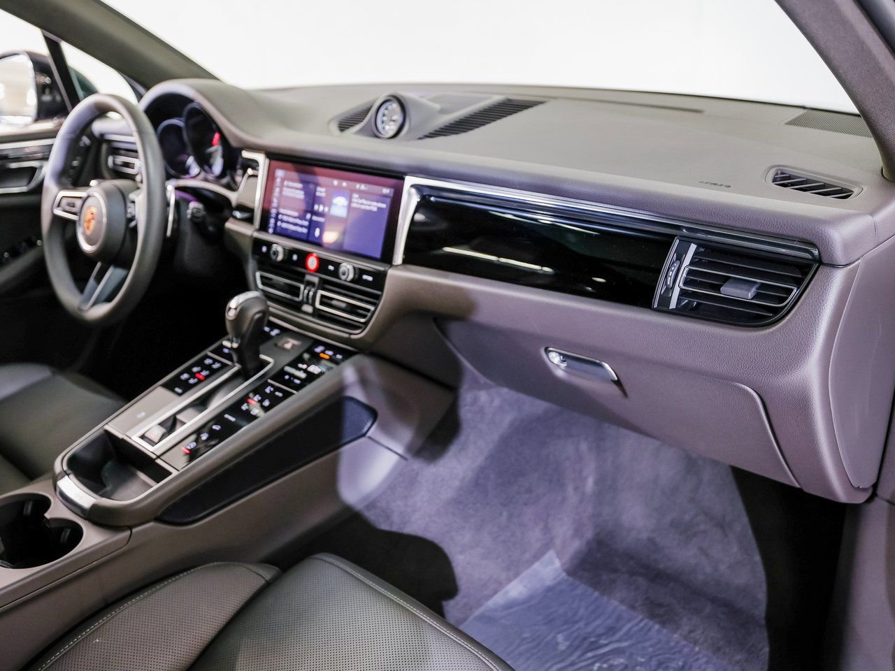 Certified 2025 Porsche Macan image 28