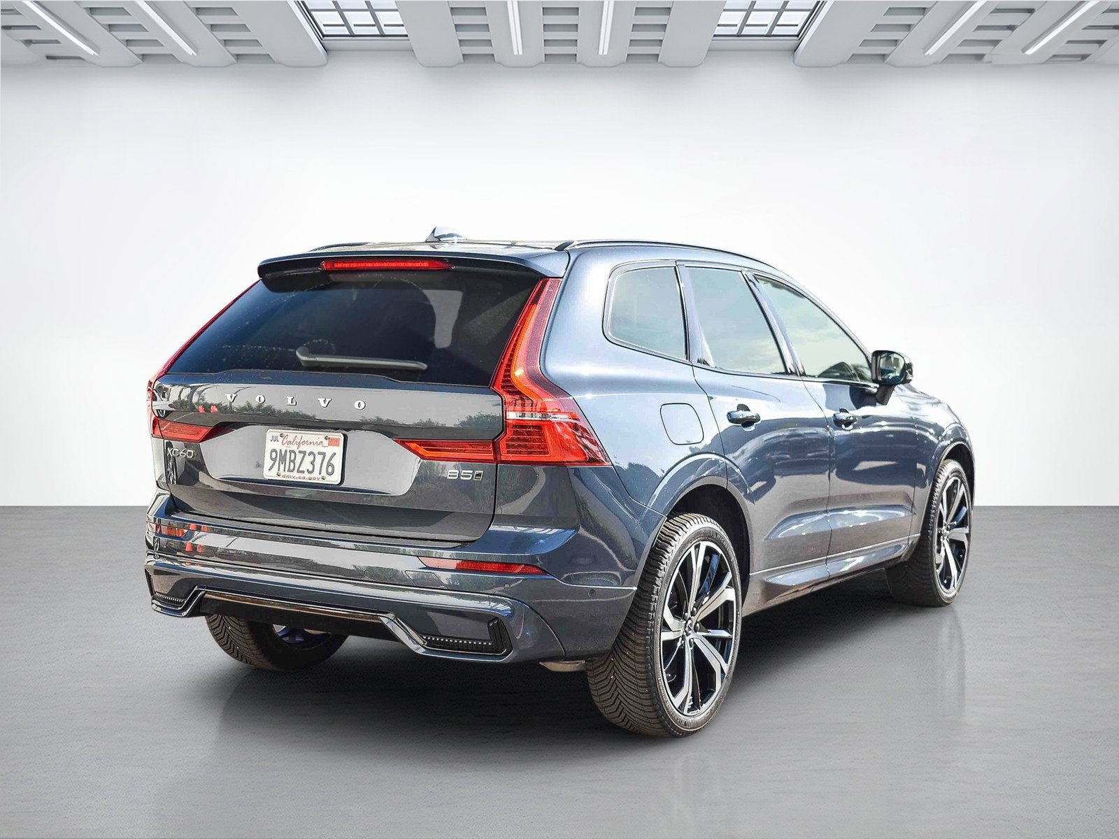 Used 2024 Volvo XC60 B5 Ultimate w/ Protection Package Premier image 5