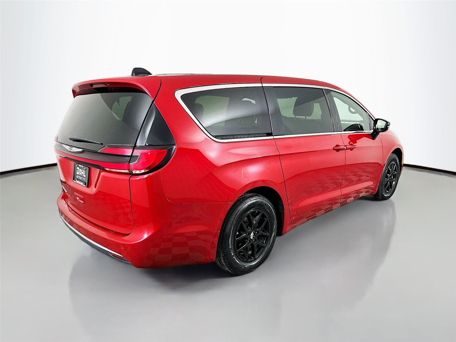 Used 2025 Chrysler Pacifica Select image 7