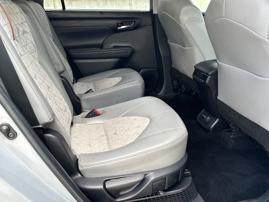 Used 2022 Toyota Highlander Bronze Edition image 17