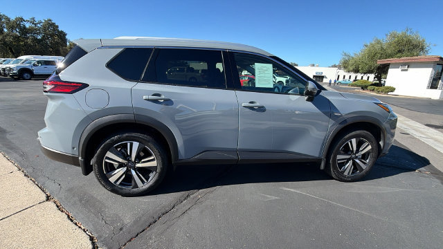 Used 2025 Nissan Rogue SL FWD image 3