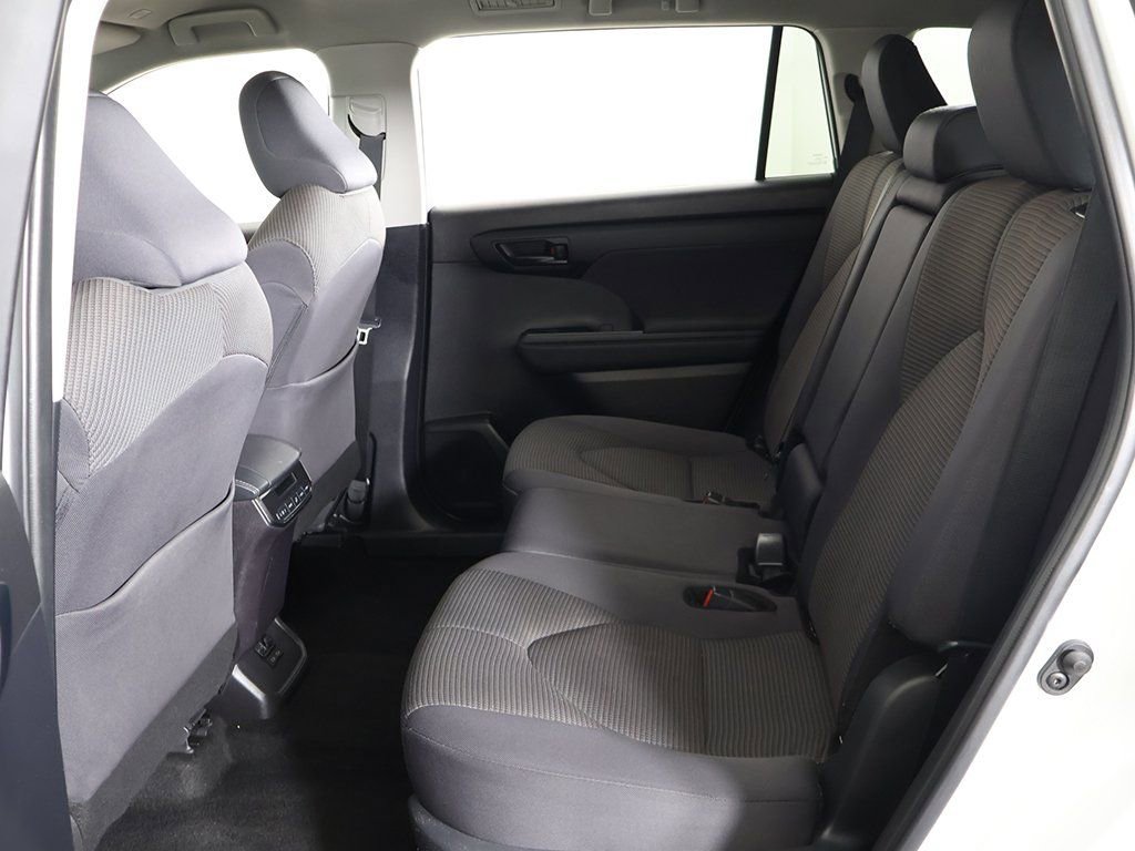 Used 2024 Toyota Highlander LE AWD/4WD image 32