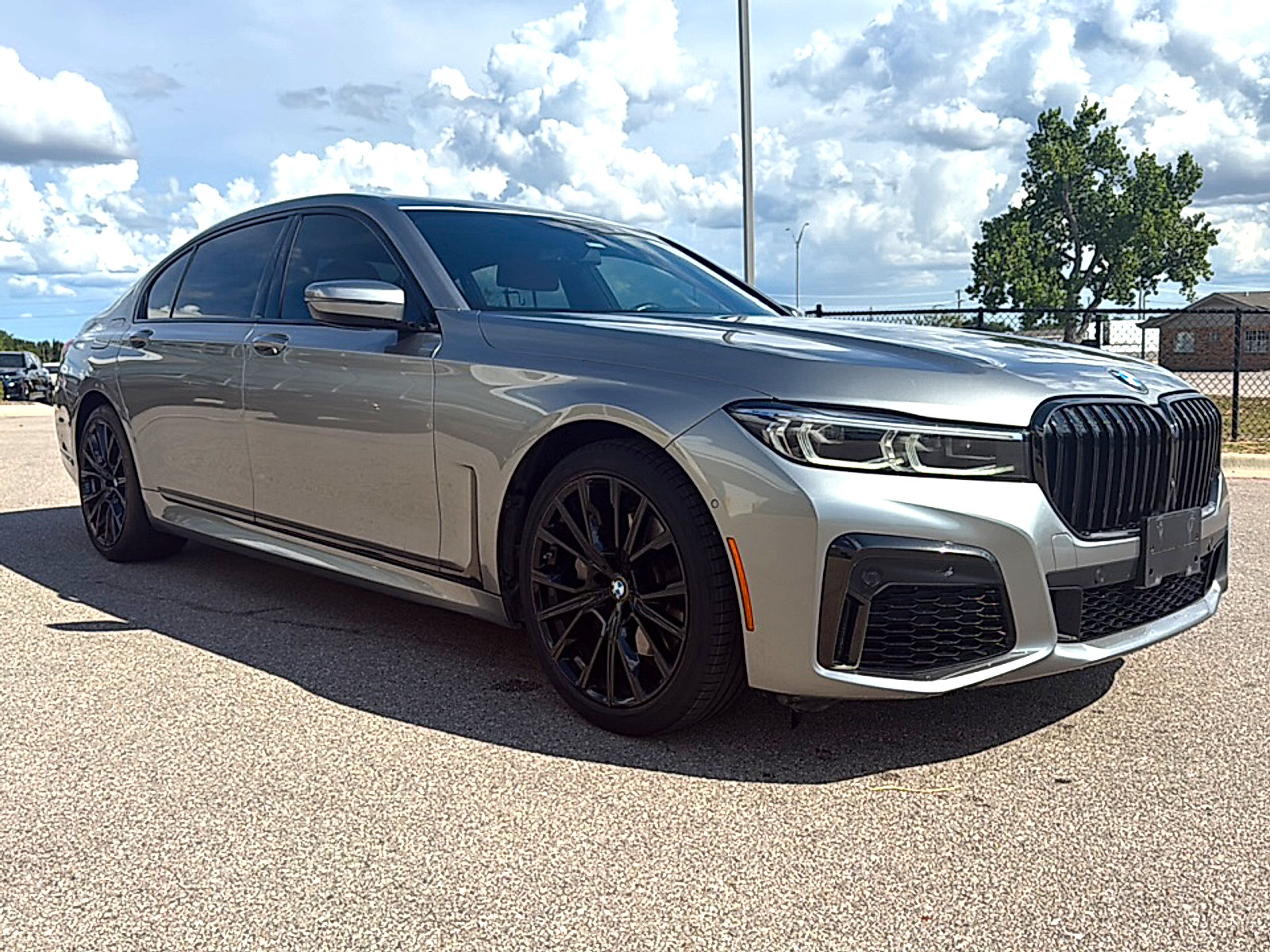 Used 2022 BMW 740i w/ M Sport Package RWD image 3