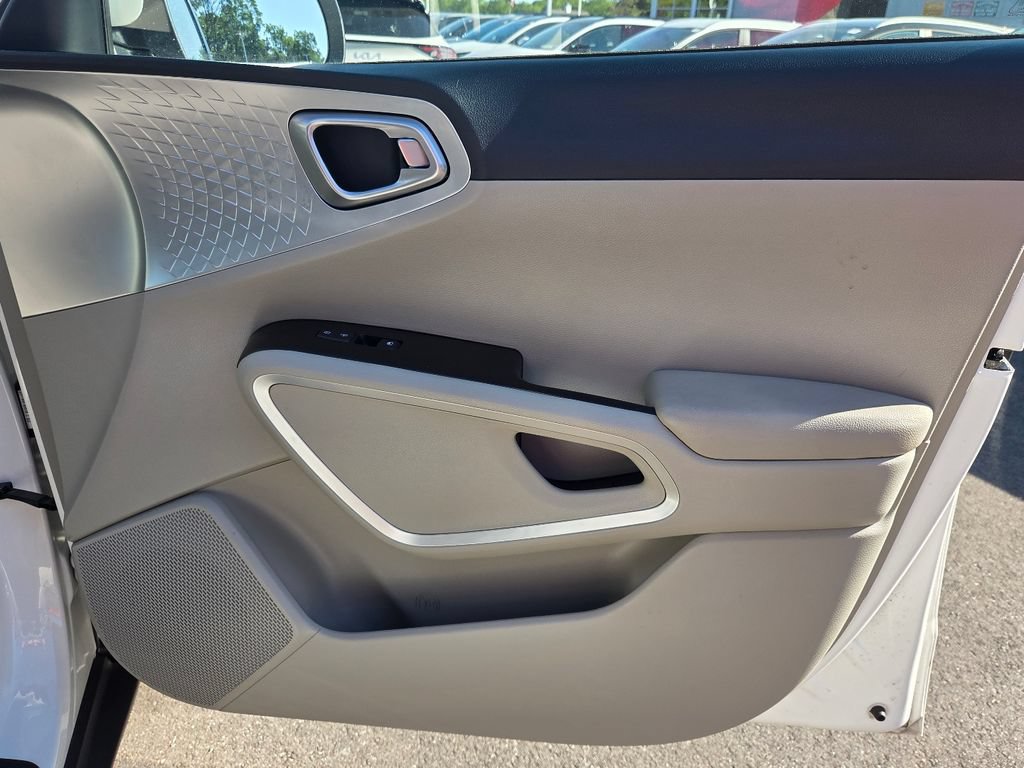 Used 2025 Kia Soul LX w/ LX Technology Package FWD image 28