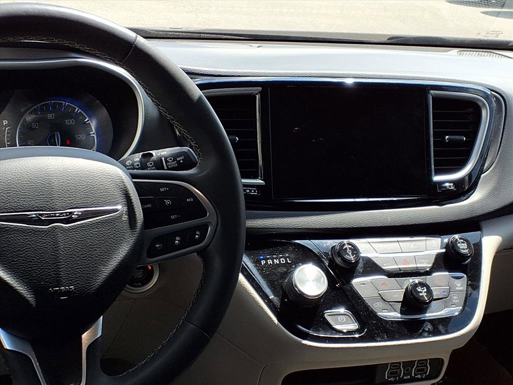 Used 2023 Chrysler Pacifica Touring-L FWD image 22