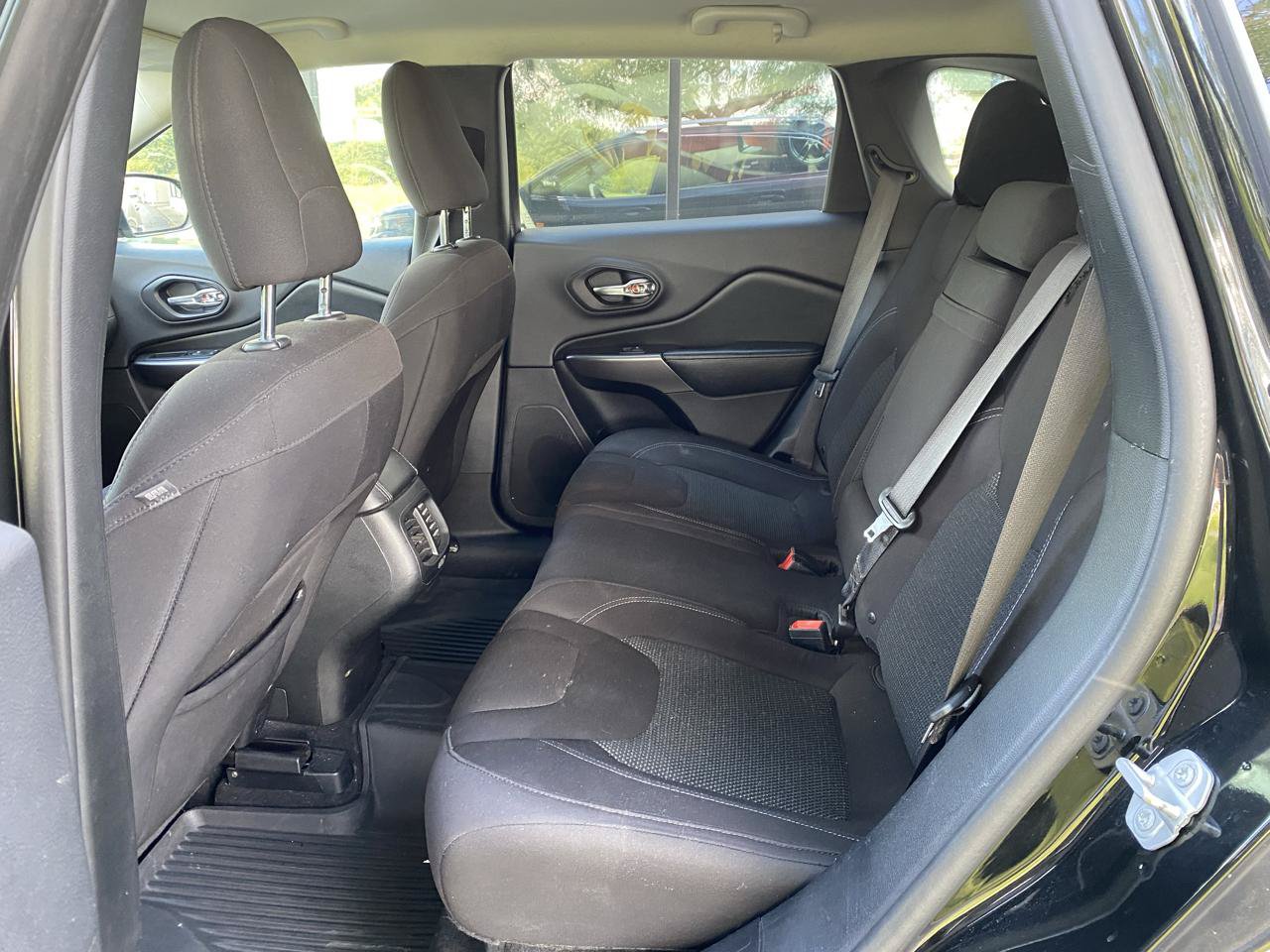 Used 2019 Jeep Cherokee Latitude w/ Popular Appearance Group AWD/4WD image 26