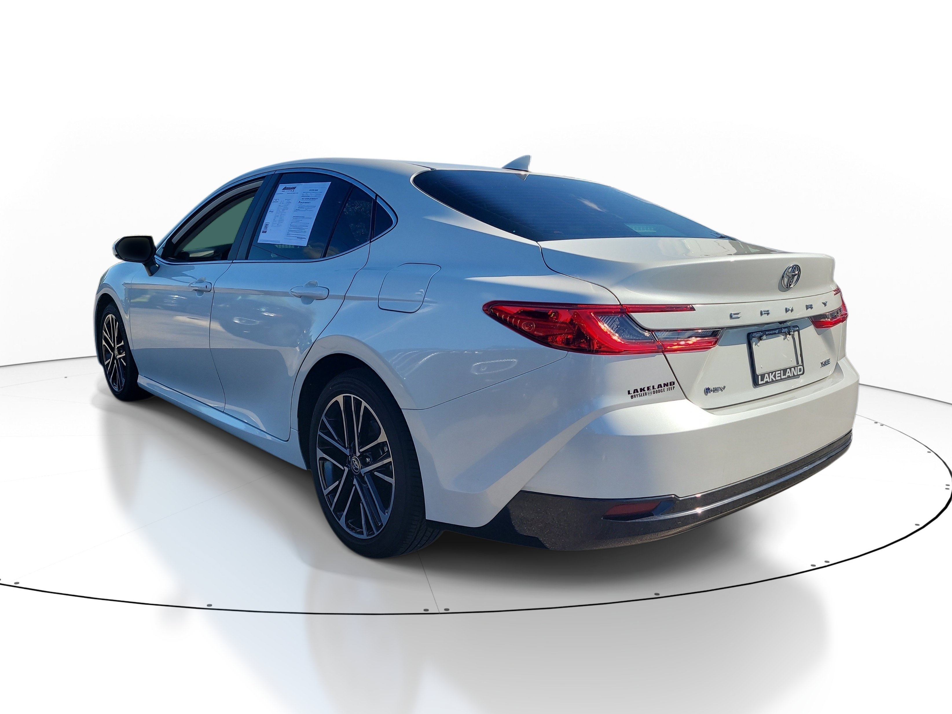 Used 2025 Toyota Camry XLE FWD image 6