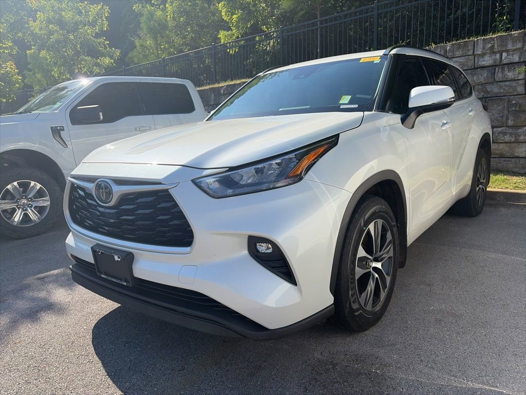 Used 2020 Toyota Highlander XLE AWD/4WD image 3