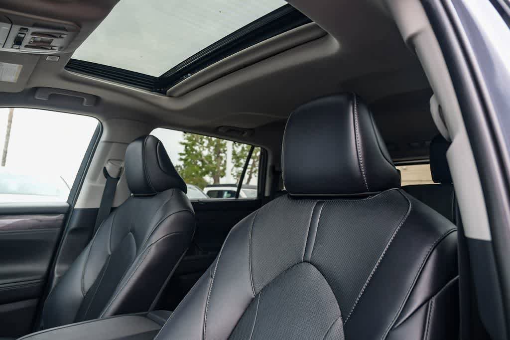 Used 2024 Toyota Highlander Limited FWD image 17