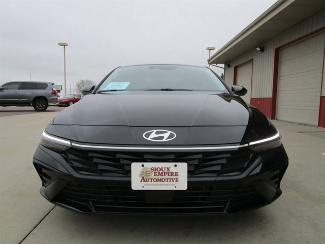 Used 2025 Hyundai Elantra Limited FWD image 4