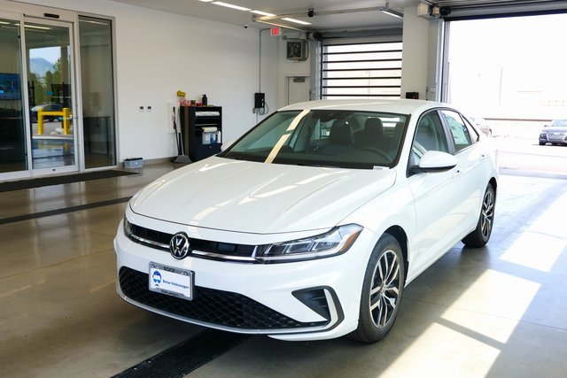 New 2025 Volkswagen Jetta SE image 3