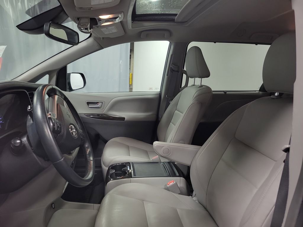 Used 2019 Toyota Sienna XLE w/ XLE Navigation Package image 13