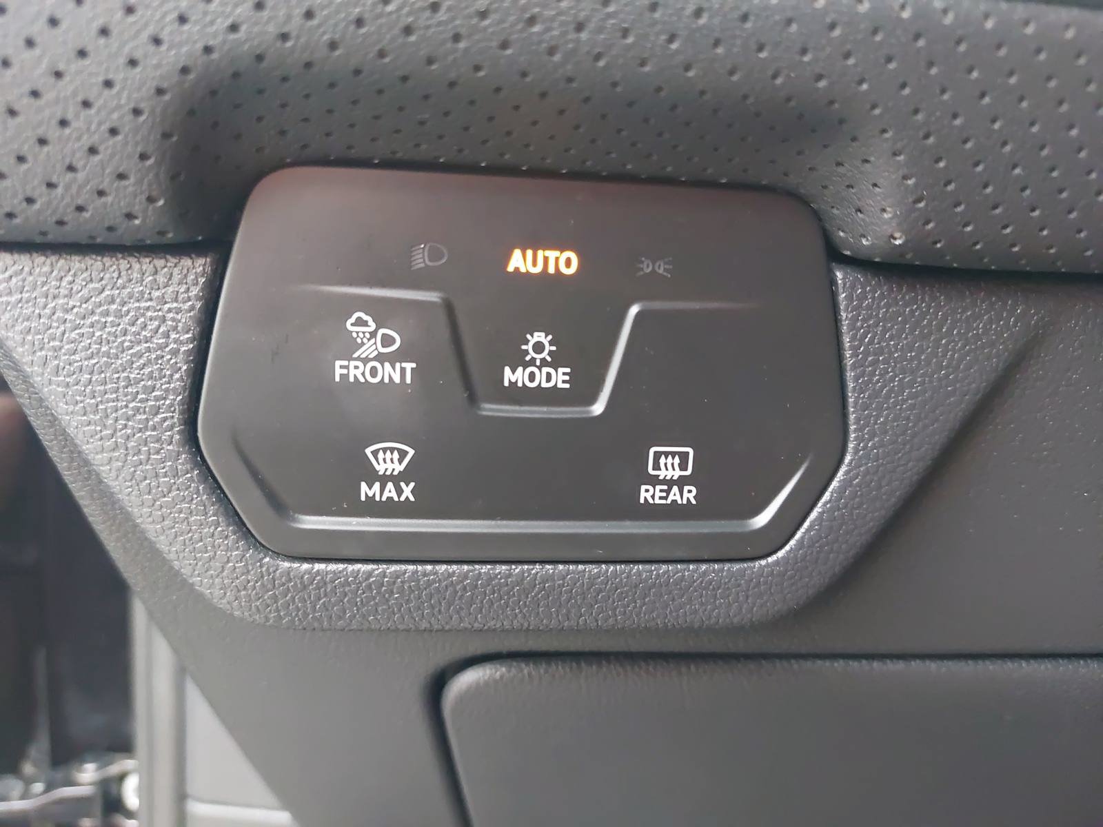 Used 2024 Volkswagen Atlas Cross Sport SE AWD/4WD image 25