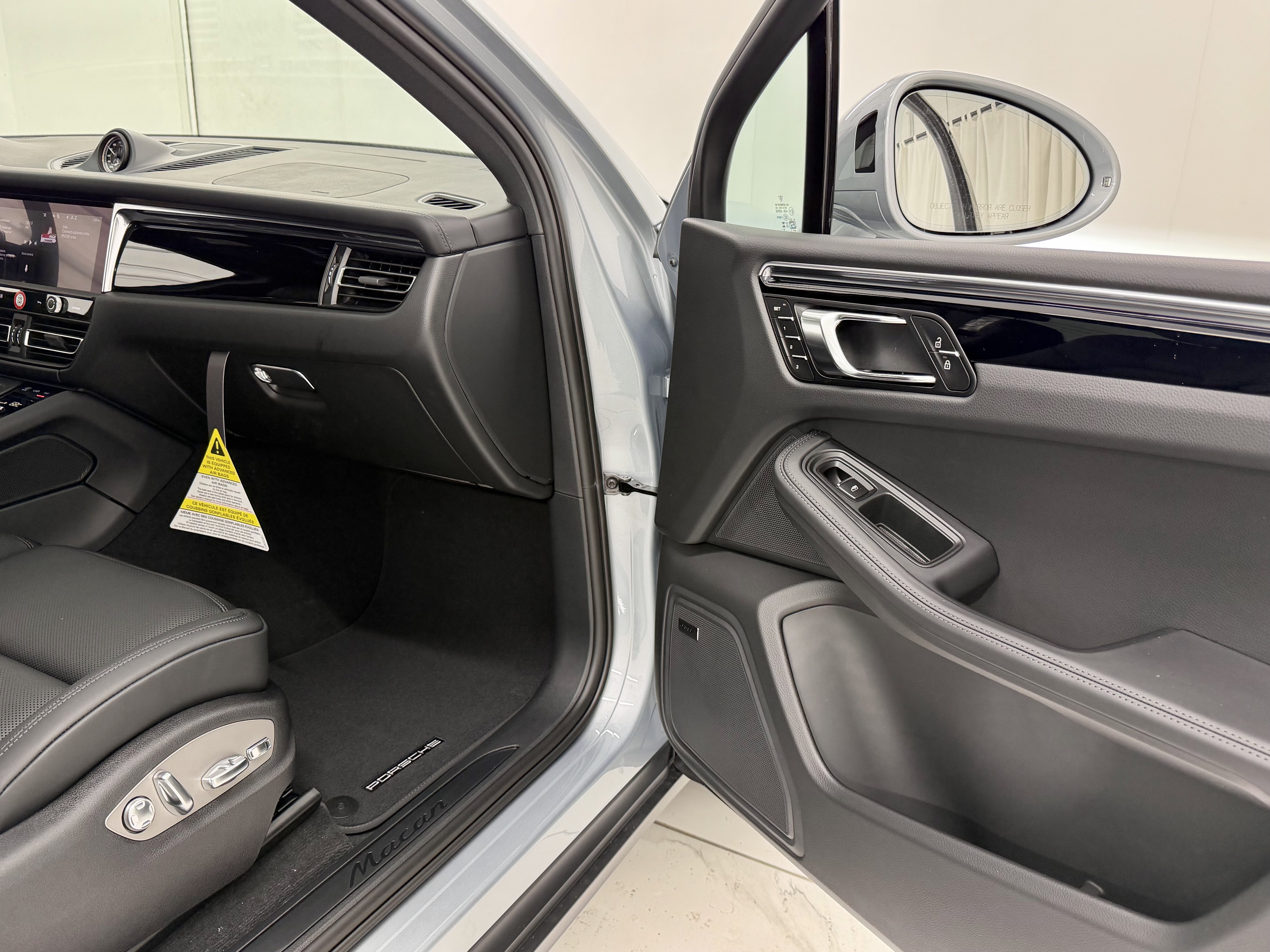 Certified 2026 Porsche Macan AWD/4WD image 22