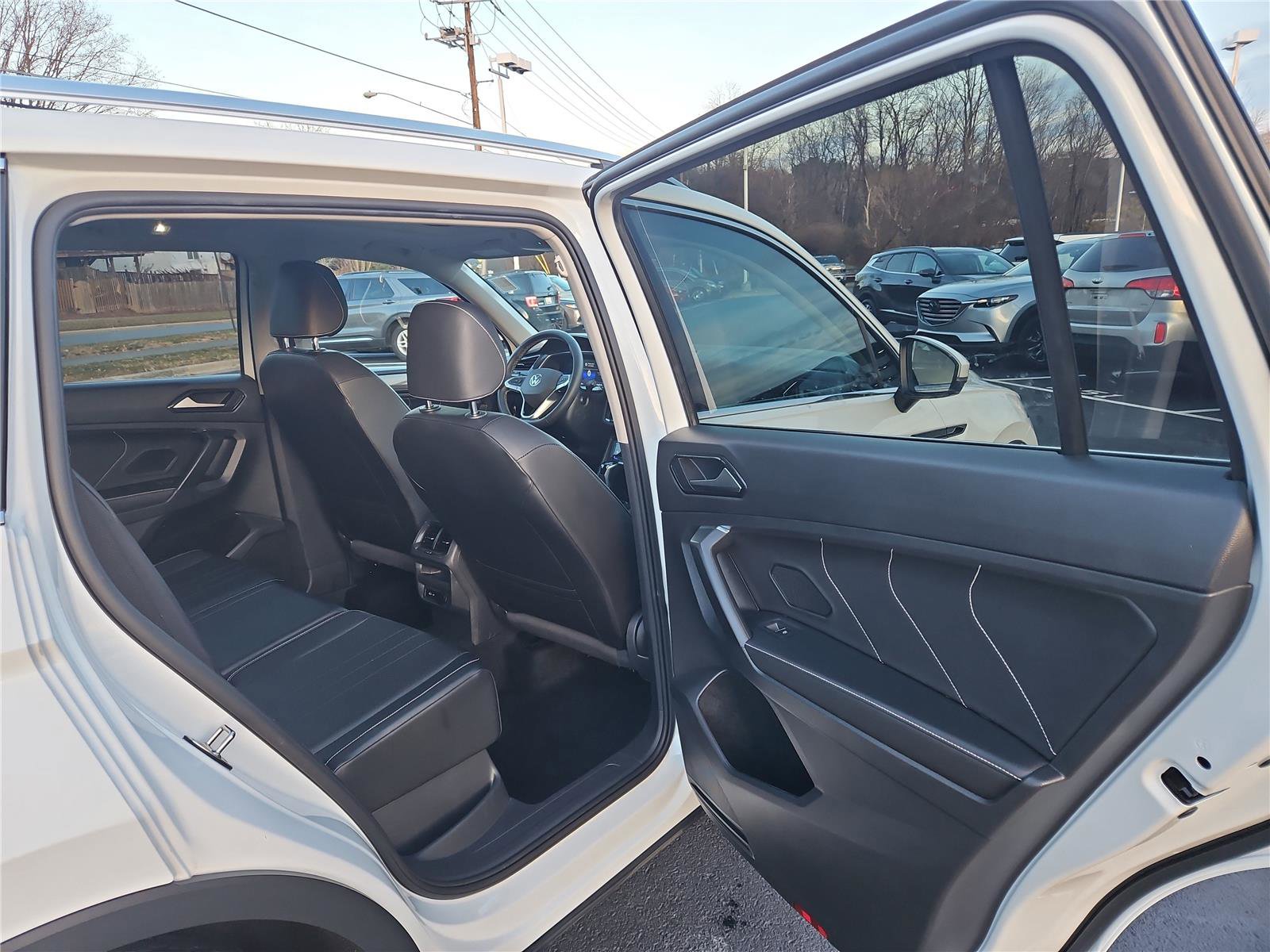Used 2022 Volkswagen Tiguan SE w/ Panoramic Sunroof Package image 29